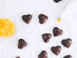 ► Petits chocolats noirs fourrés à la pâte d'amande & kumquats (100% cru)