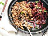 Quinoa aux pois chiches & poêlée de côtes de betteraves nouvelles, ail et coriandre