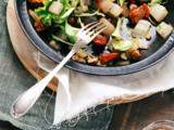 Salade de côtes de blettes sautées à l'ail, tomates confites et noisettes