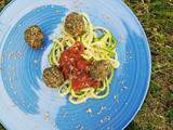 Assiette presque crue # Spaghetti de courgettes, sauce tomate, boulettes de graines et crumesan