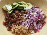 Salade de quinoa, avocat et fruits secs, vinaigrette épicée