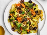 Salade de blé (ébly) aux légumes grillés, raisins et vinaigrette au curry