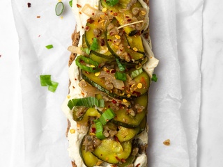 Tartinade de tofu onctueuse & courgettes aigre-douce sur pain grillé