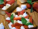 Tartelettes à la fraise, crème basilic et petites meringues yuzu