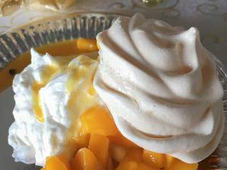 Pavlova à la mangue, coulis de maracujas