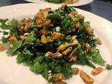 Salade de chou kale aux noix et aux raisins