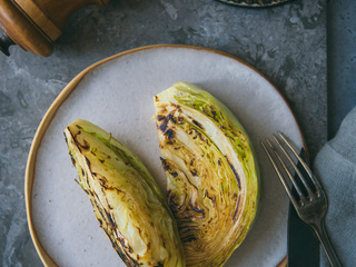 Chou blanc braisé sauce crémeuse au poivre