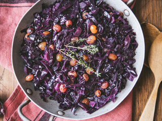 Chou rouge cuit lentement aux raisins secs