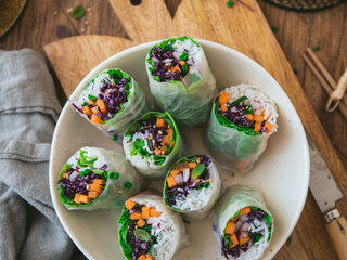 Rouleau de Printemps Végétarien arc-en-ciel sauce cacahuète