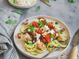 Spaghetti de courgette au pesto, tomates rôties, feta et croûtons