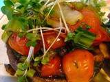 Portobello farci au pak choï et tomates cerises – végétalien