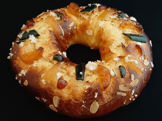 Couronne des rois. Recette Espagnole de brioche parfumée aux fruits confits