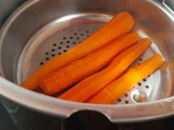 Cuisson des carottes à la vapeur en peu de temps. Une recette à la cocotte minute