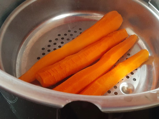 Cuisson des carottes à la vapeur en peu de temps. Une recette à la cocotte minute