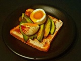 D'Avocado toast avec un œuf mollet. Avocat, œuf et pain de mie