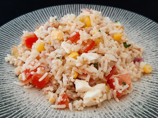 Découvrez la recette savoureuse de la salade de riz au thon, tomates et maïs