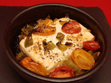 Feta au four. Une recette grecque avec tomates cerises, poivron et miel