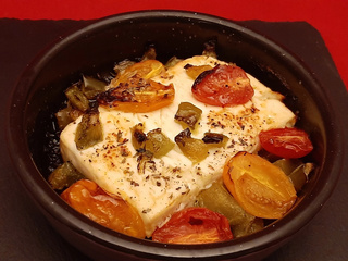 Feta au four. Une recette grecque avec tomates cerises, poivron et miel