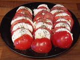 Salade de tomates, mozzarella et basilic (ou salade caprese)