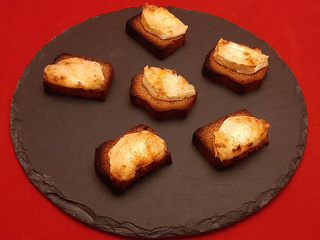 Toasts pain d’épices chèvre miel au four. Une recette économique pour l’apéro