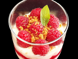 Verrines framboises mascarpone et spéculoos. Une recette de dessert aux fruits rouges