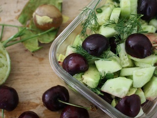 Salade concombre, avocat et cerise à l'aneth