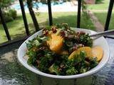 Salade de kale, pêche et pacane au thym frais et à l'érable