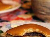 Dorayaki: sandwich de pancakes japonais à la pâte de haricots sucrés