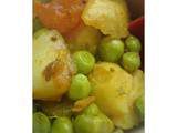 Jardinière de légumes différente: Curry de petits pois, pommes de terre nouvelles et tomates